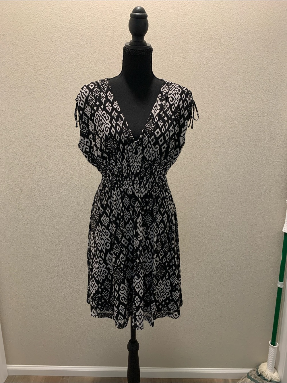 Old Navy Black and White Geometric V-Neck Dress NWOT (Size S)